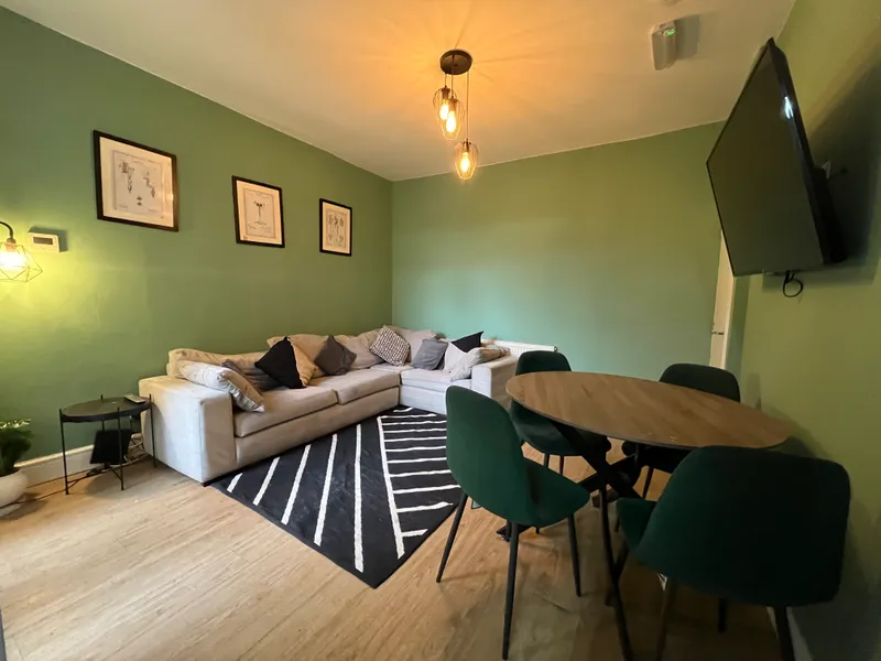 Modern 6 Bed + 2.5 Bath Student House // Jul 2026 - Image 2